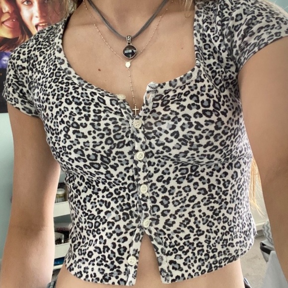 Brandy Melville Zelly Cheetah Leopard Print Top Cropped Button Scoop Neck Small - Picture 1 of 9